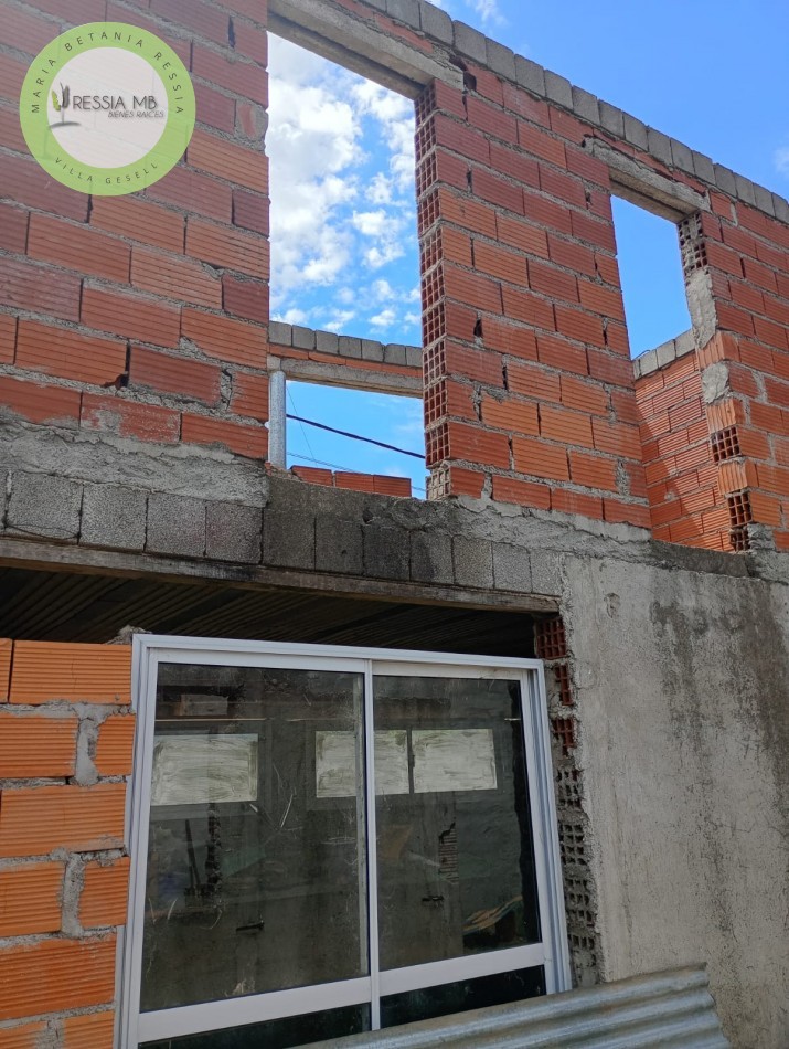 Lote en esquina con local y construccion en dos plantas - Ideal desarrollo de departamentos - Laprida - Pcia. de Bs. As.