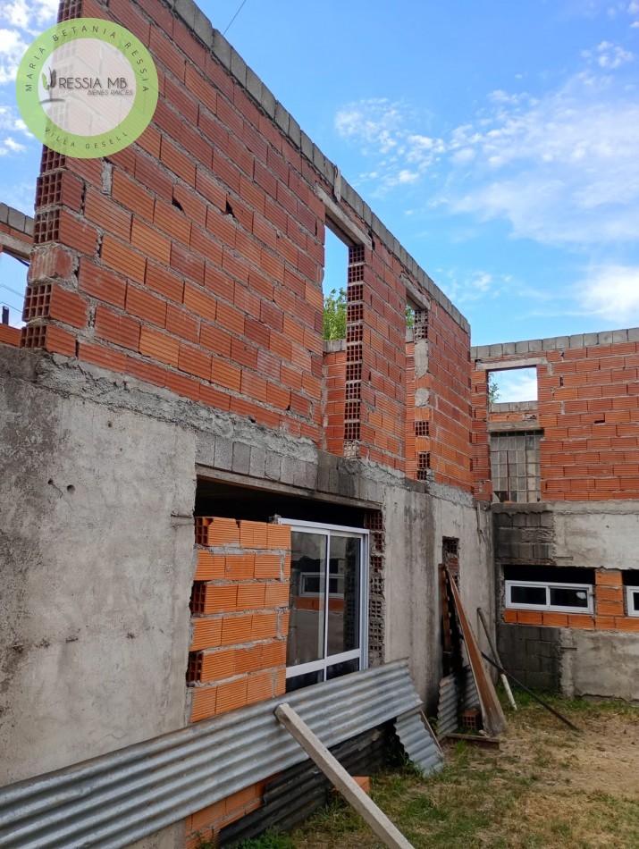 Lote en esquina con local y construccion en dos plantas - Ideal desarrollo de departamentos - Laprida - Pcia. de Bs. As.
