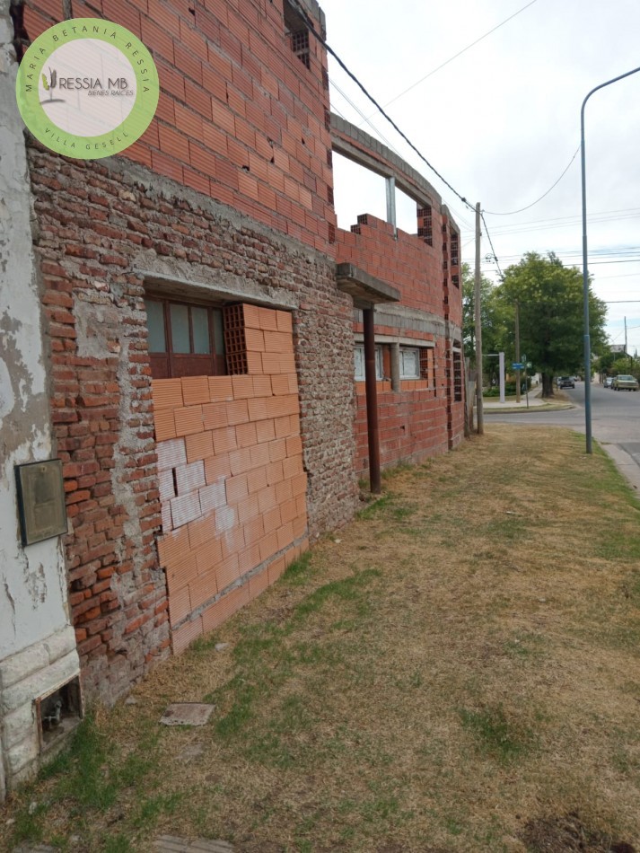 Lote en esquina con local y construccion en dos plantas - Ideal desarrollo de departamentos - Laprida - Pcia. de Bs. As.
