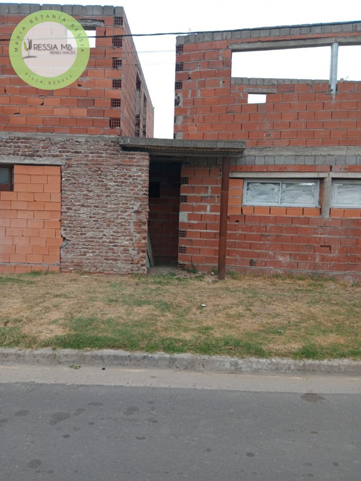 Lote en esquina con local y construccion en dos plantas - Ideal desarrollo de departamentos - Laprida - Pcia. de Bs. As.