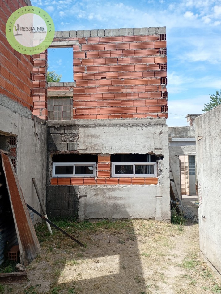 Lote en esquina con local y construccion en dos plantas - Ideal desarrollo de departamentos - Laprida - Pcia. de Bs. As.
