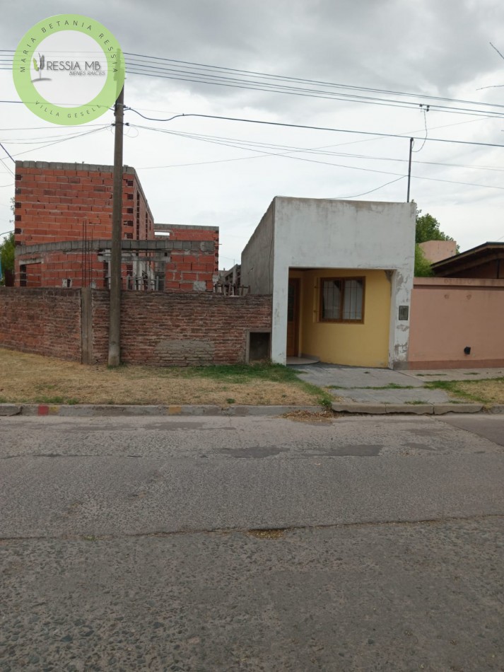 Lote en esquina con local y construccion en dos plantas - Ideal desarrollo de departamentos - Laprida - Pcia. de Bs. As.