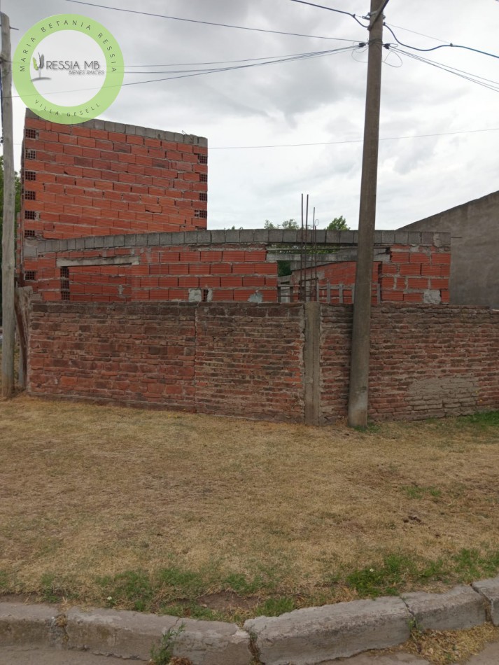 Lote en esquina con local y construccion en dos plantas - Ideal desarrollo de departamentos - Laprida - Pcia. de Bs. As.