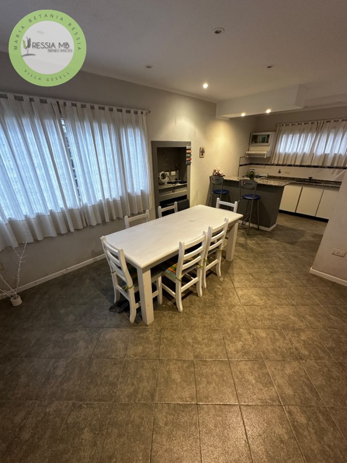DUPLEX EN VENTA EN VILLA GESELL | 2 DORMITORIOS | PATIO, PARRILLA Y COCHERA | GRAN POTENCIAL DE INVERSION