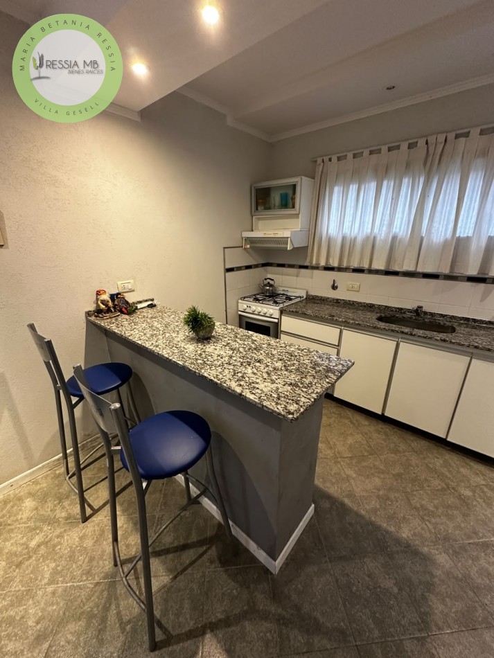 DUPLEX EN VENTA EN VILLA GESELL | 2 DORMITORIOS | PATIO, PARRILLA Y COCHERA | GRAN POTENCIAL DE INVERSION