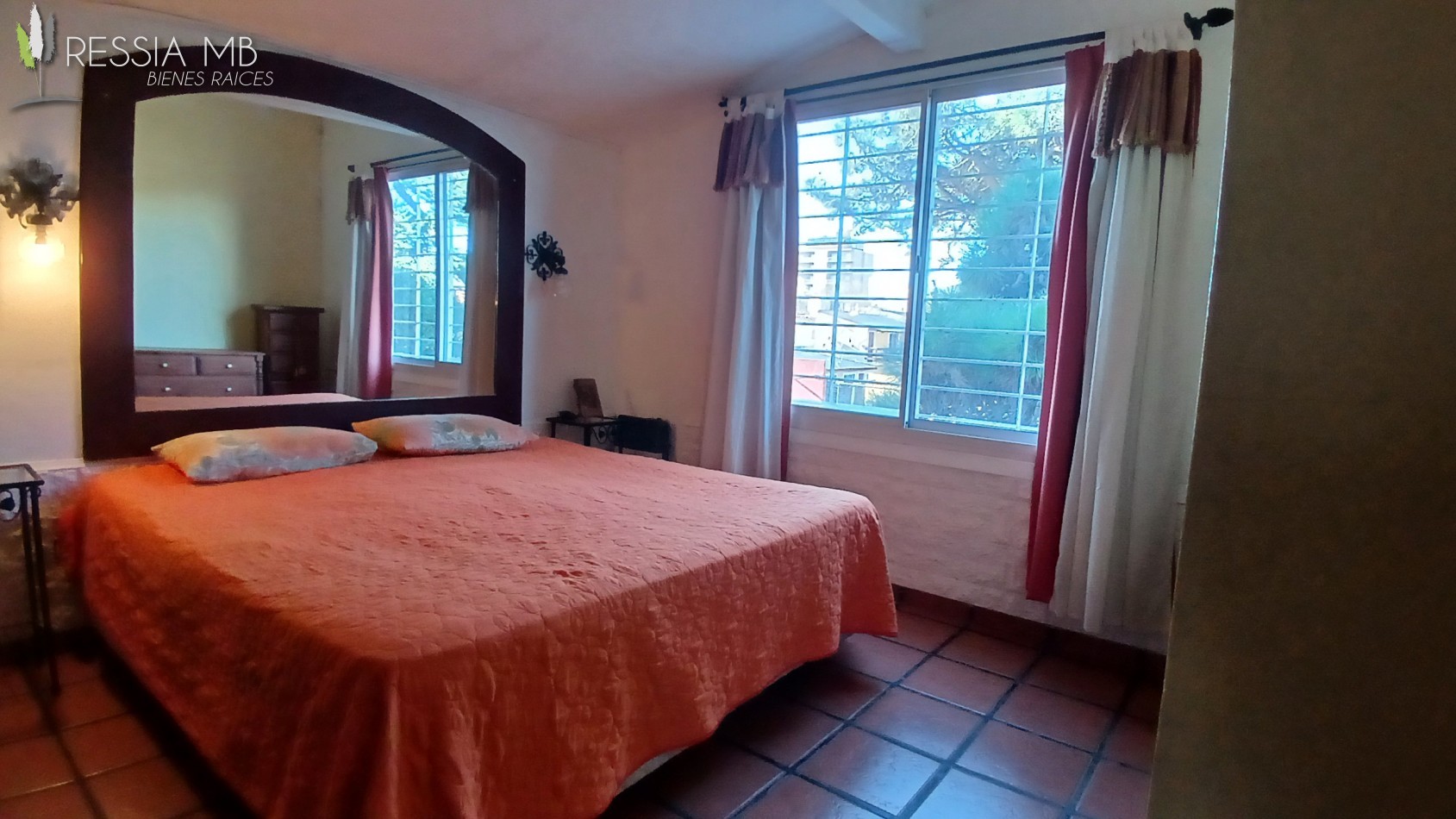 CASA EN VENTA EN TERRENO MULTIFAMILIAR- HOTELERO - Paseo 118 e/1 y 2 - Villa Gesell