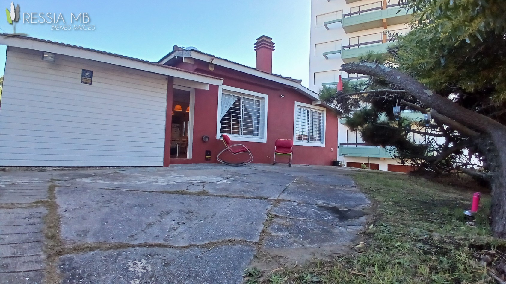 CASA EN VENTA EN TERRENO MULTIFAMILIAR- HOTELERO - Paseo 118 e/1 y 2 - Villa Gesell