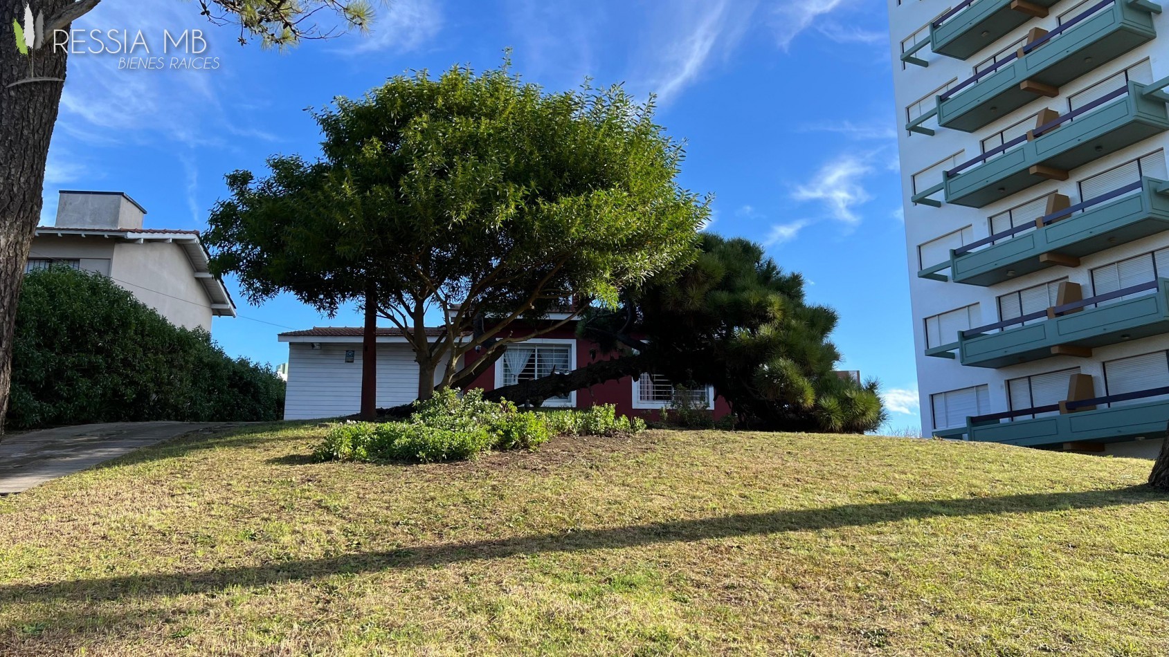 CASA EN VENTA EN TERRENO MULTIFAMILIAR- HOTELERO - Paseo 118 e/1 y 2 - Villa Gesell