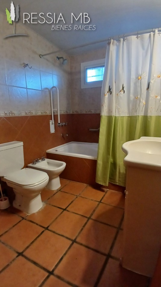 CASA EN VENTA EN TERRENO MULTIFAMILIAR- HOTELERO - Paseo 118 e/1 y 2 - Villa Gesell