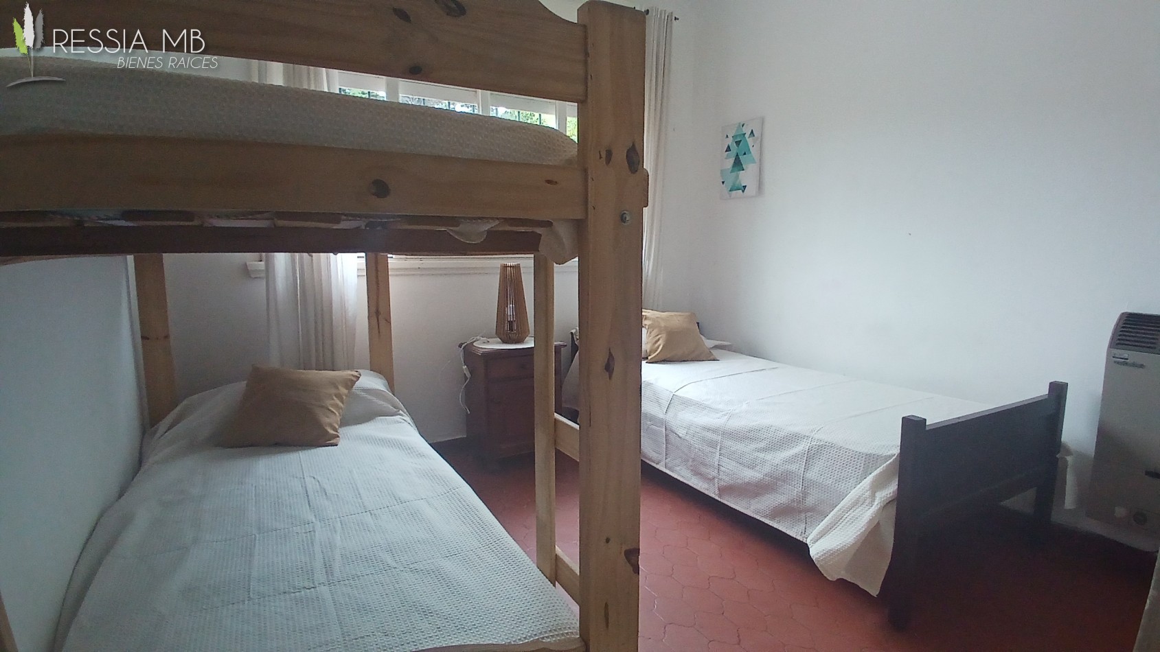 Venta de casa 5 amb. + monoambiente - Av. 7 e/104 y 105 - Villa Gesell
