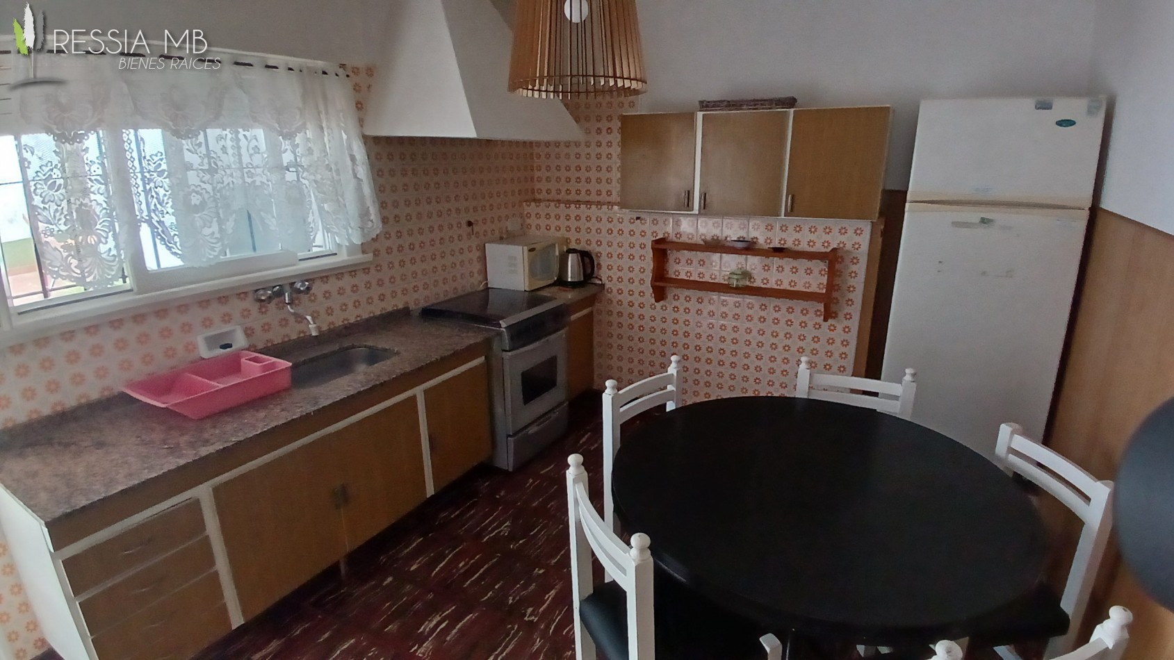 Venta de casa 5 amb. + monoambiente - Av. 7 e/104 y 105 - Villa Gesell