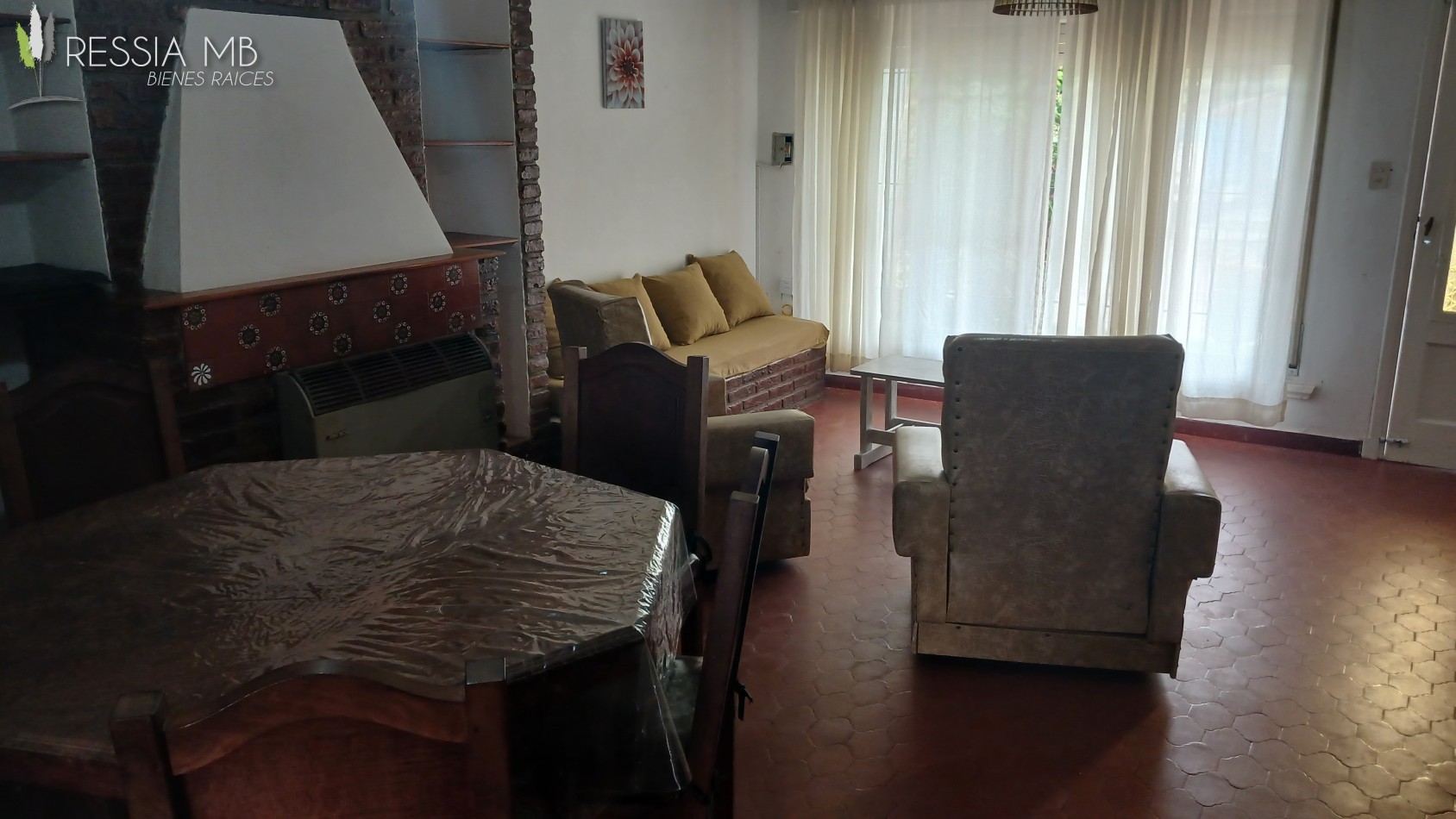 Venta de casa 5 amb. + monoambiente - Av. 7 e/104 y 105 - Villa Gesell