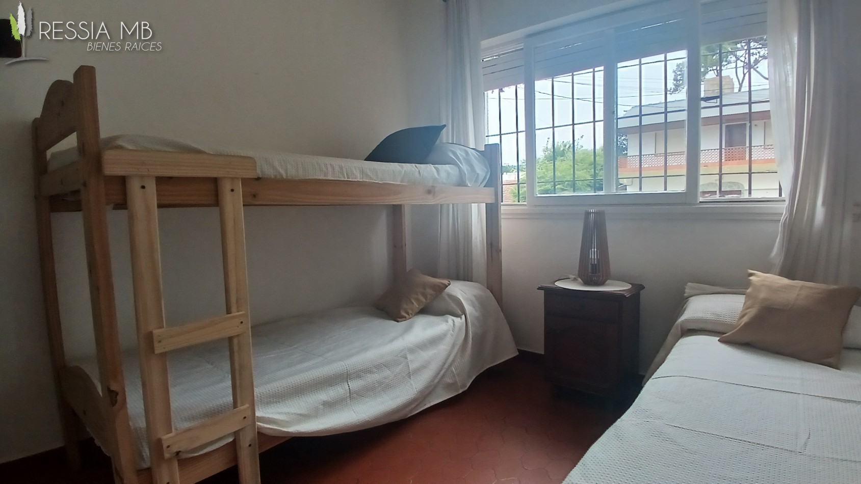 Venta de casa 5 amb. + monoambiente - Av. 7 e/104 y 105 - Villa Gesell
