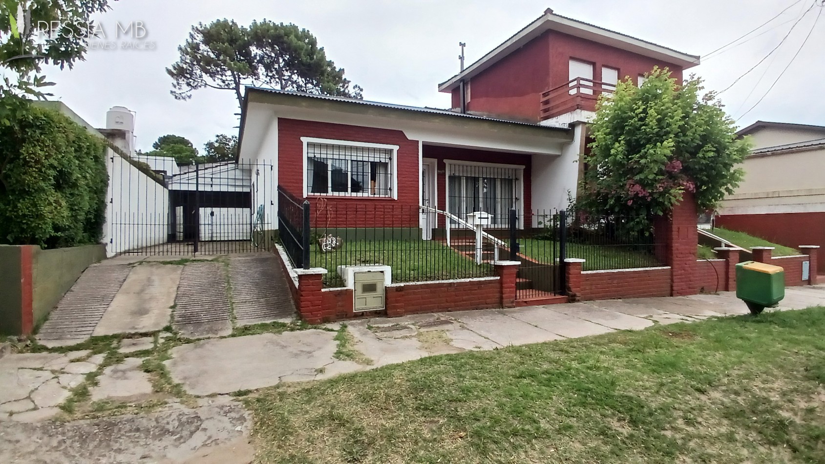 Venta de casa 5 amb. + monoambiente - Av. 7 e/104 y 105 - Villa Gesell
