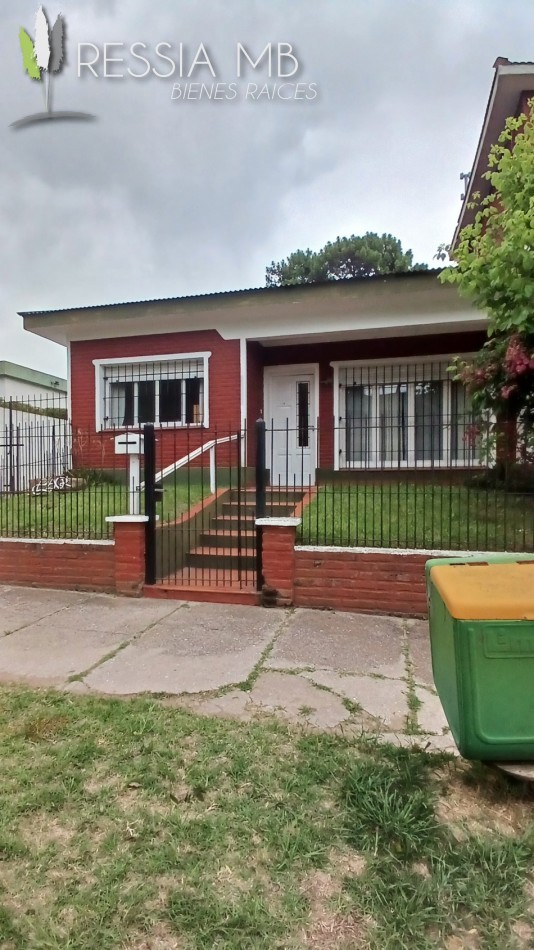 Venta de casa 5 amb. + monoambiente - Av. 7 e/104 y 105 - Villa Gesell