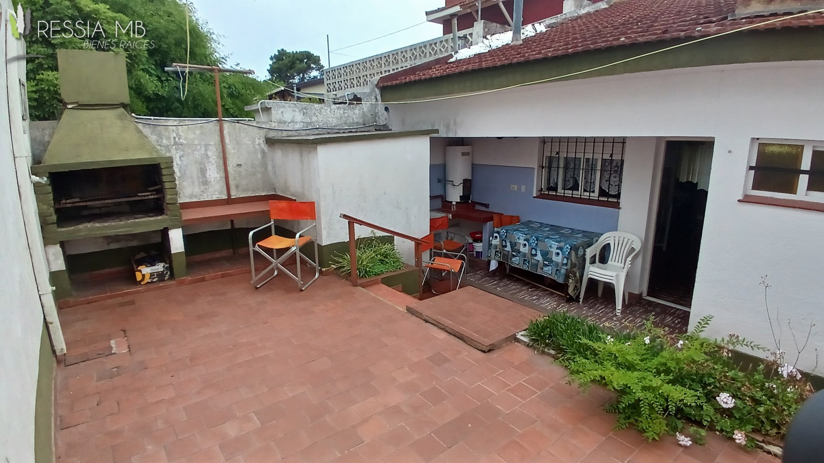 Venta de casa 5 amb. + monoambiente - Av. 7 e/104 y 105 - Villa Gesell