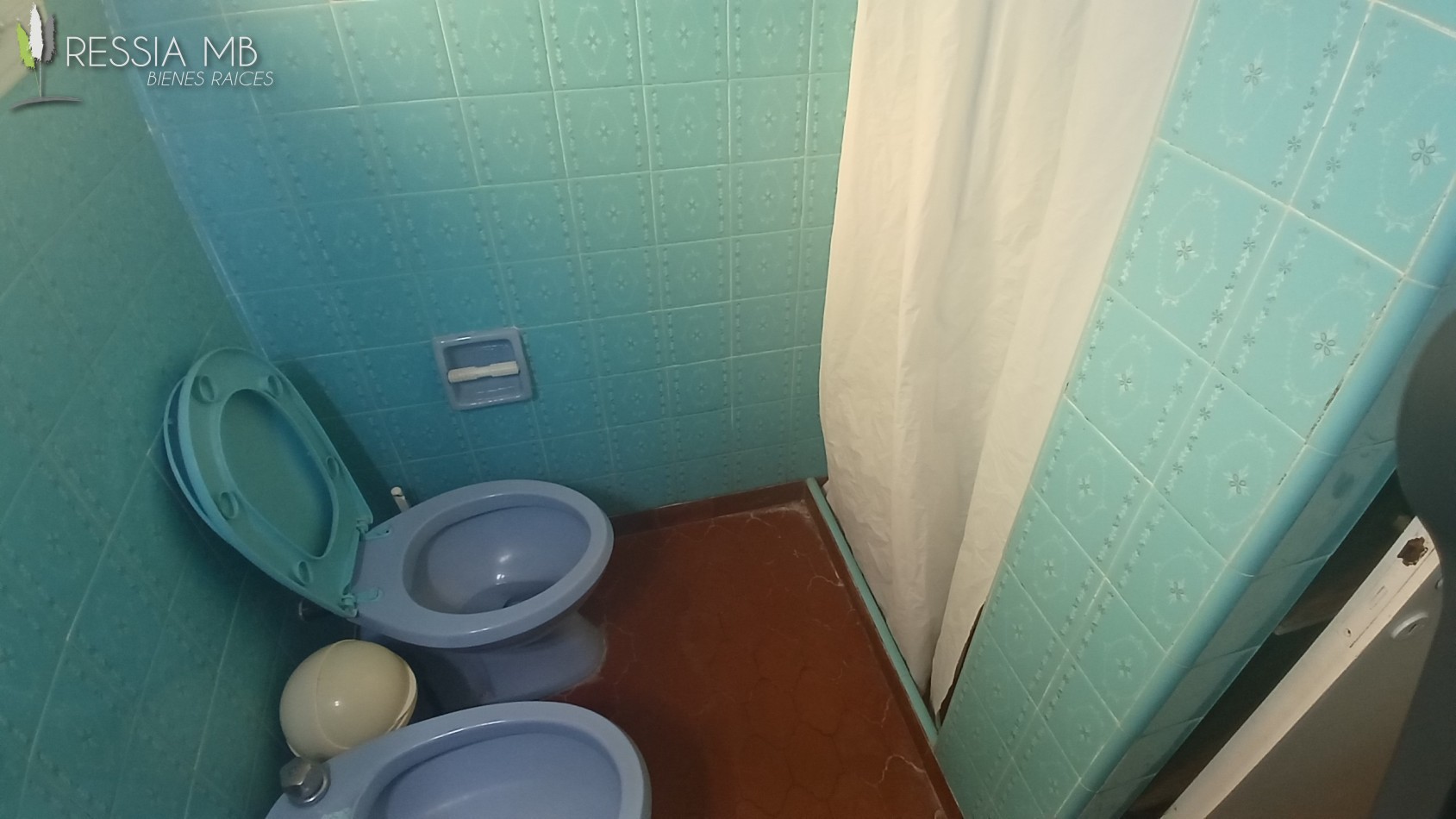 Venta de casa 5 amb. + monoambiente - Av. 7 e/104 y 105 - Villa Gesell
