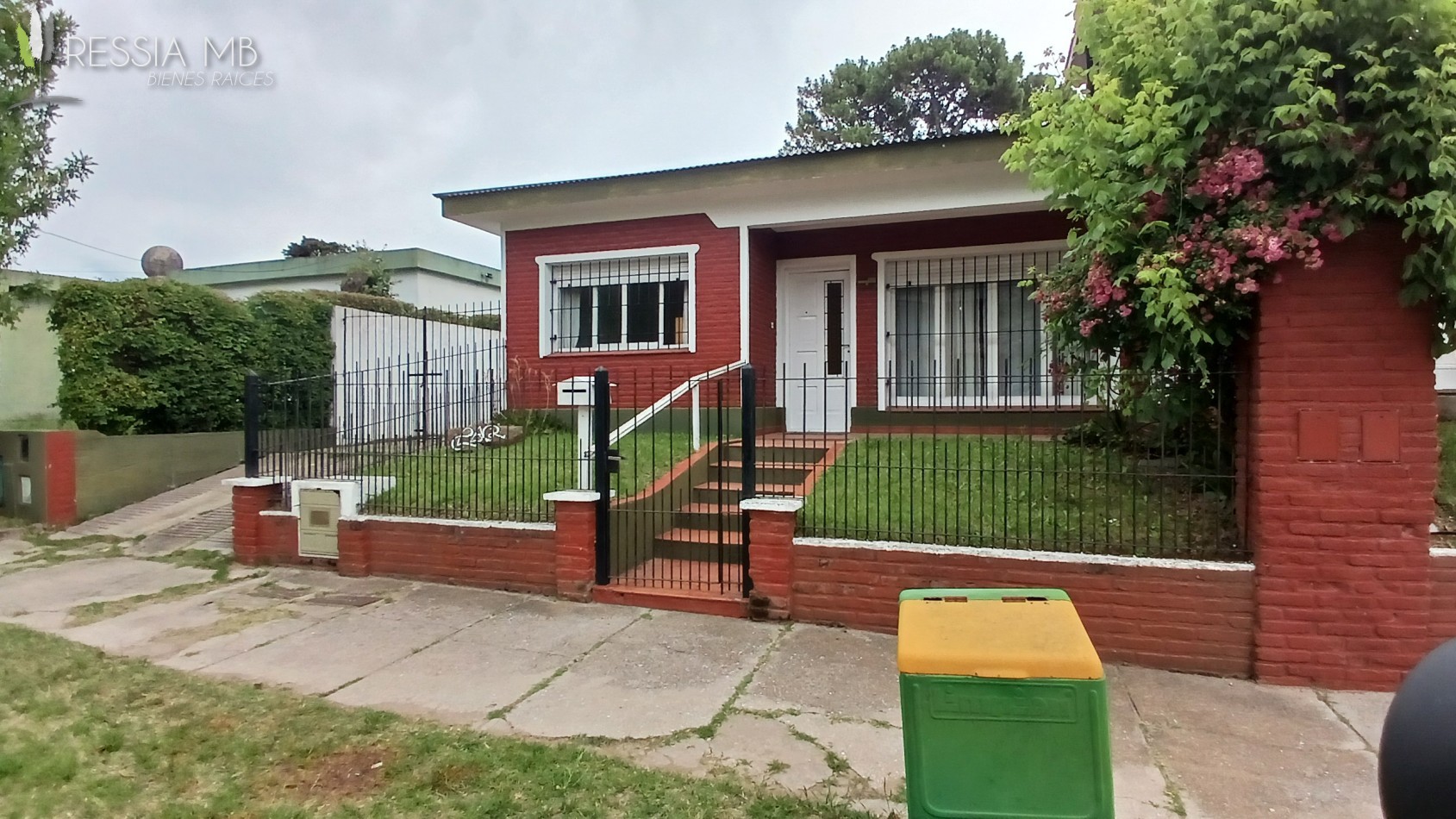 Venta de casa 5 amb. + monoambiente - Av. 7 e/104 y 105 - Villa Gesell