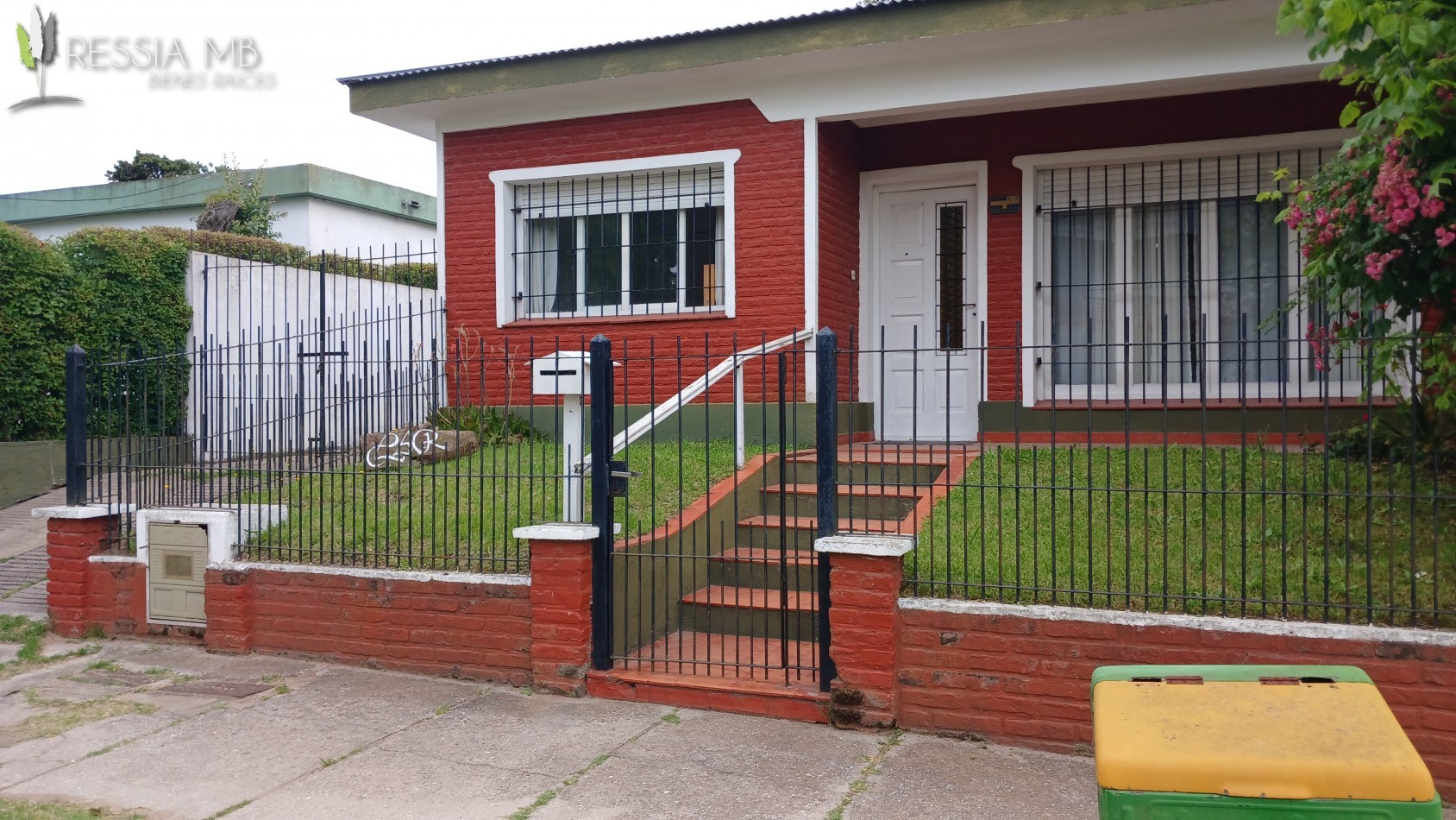 Venta de casa 5 amb. + monoambiente - Av. 7 e/104 y 105 - Villa Gesell