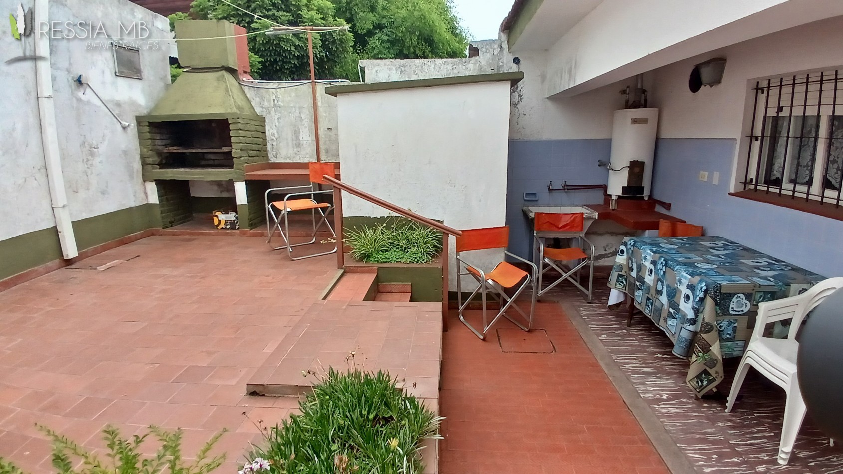 Venta de casa 5 amb. + monoambiente - Av. 7 e/104 y 105 - Villa Gesell