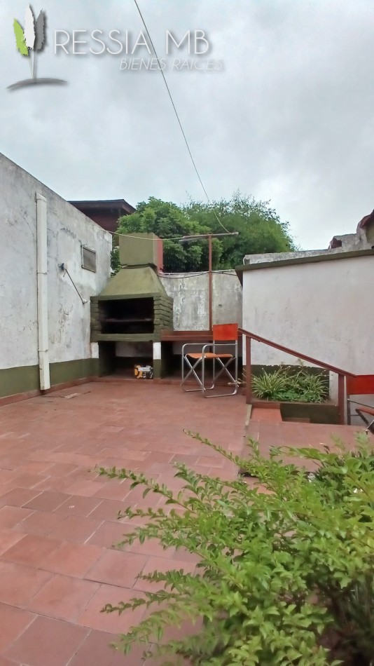 Venta de casa 5 amb. + monoambiente - Av. 7 e/104 y 105 - Villa Gesell