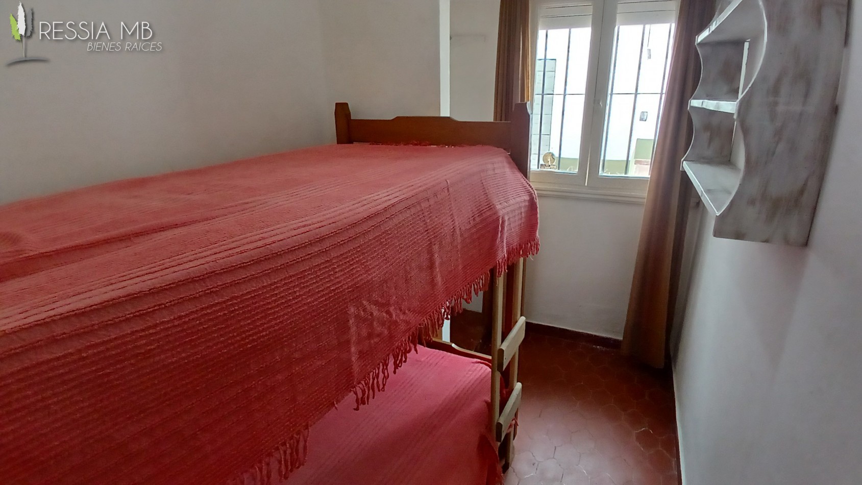 Venta de casa 5 amb. + monoambiente - Av. 7 e/104 y 105 - Villa Gesell