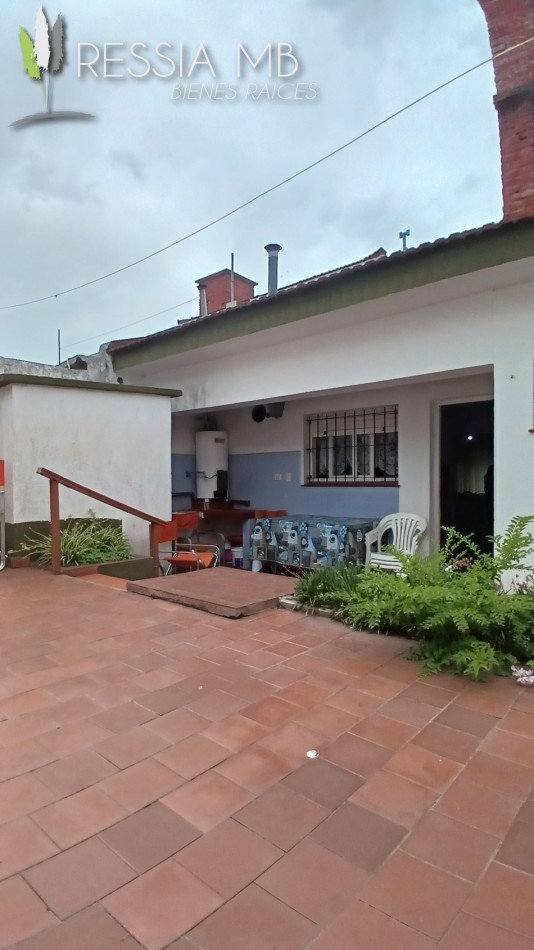 Venta de casa 5 amb. + monoambiente - Av. 7 e/104 y 105 - Villa Gesell