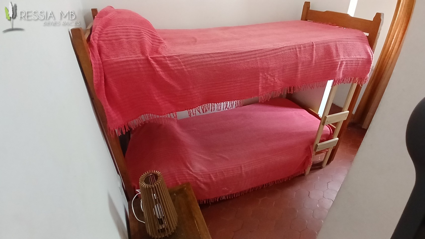 Venta de casa 5 amb. + monoambiente - Av. 7 e/104 y 105 - Villa Gesell