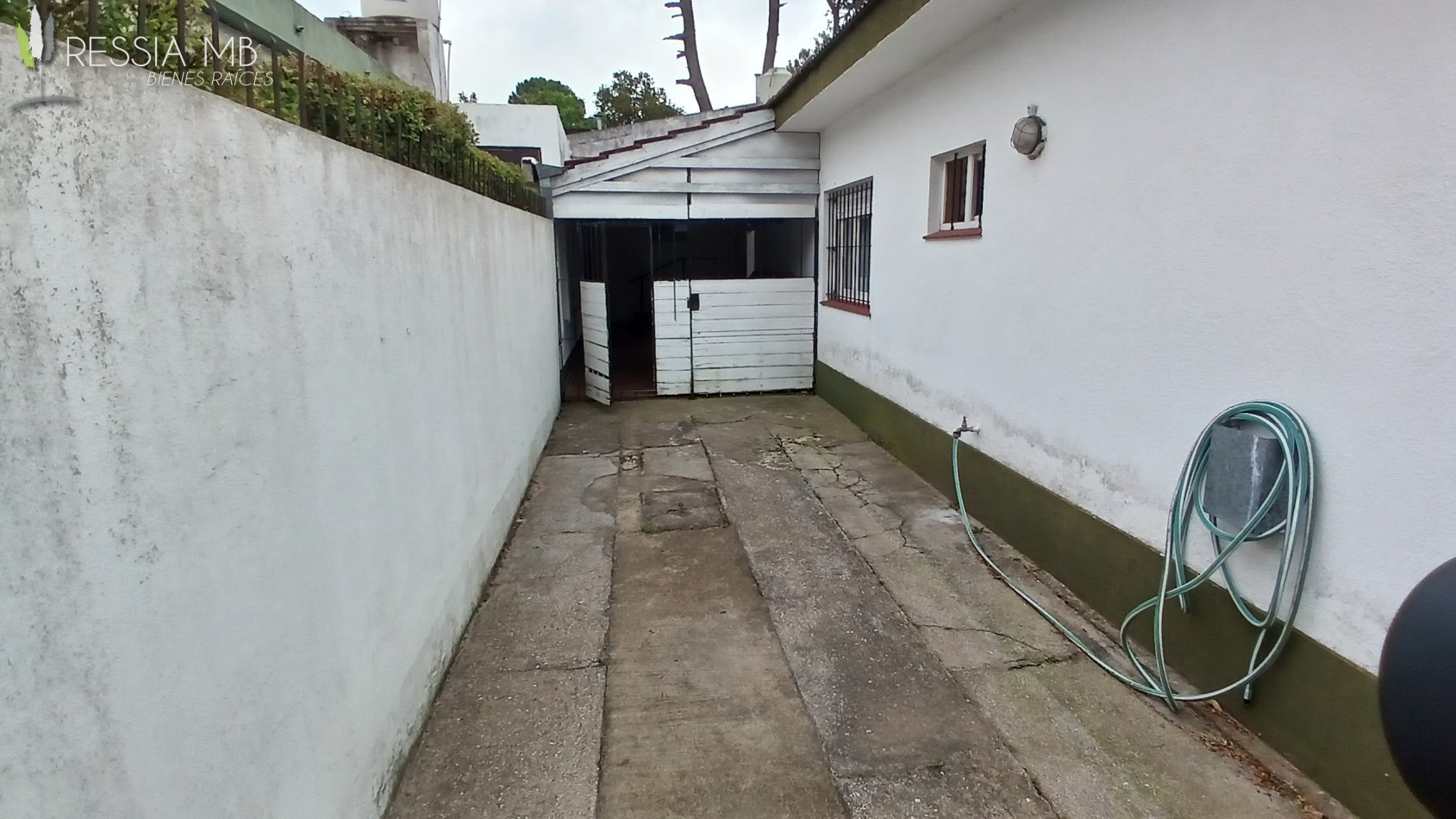 Venta de casa 5 amb. + monoambiente - Av. 7 e/104 y 105 - Villa Gesell
