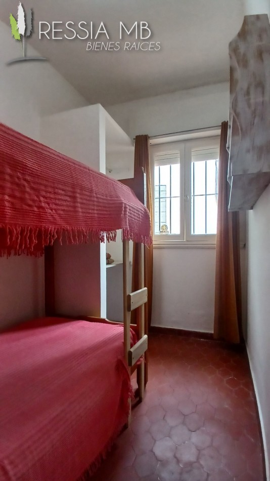 Venta de casa 5 amb. + monoambiente - Av. 7 e/104 y 105 - Villa Gesell