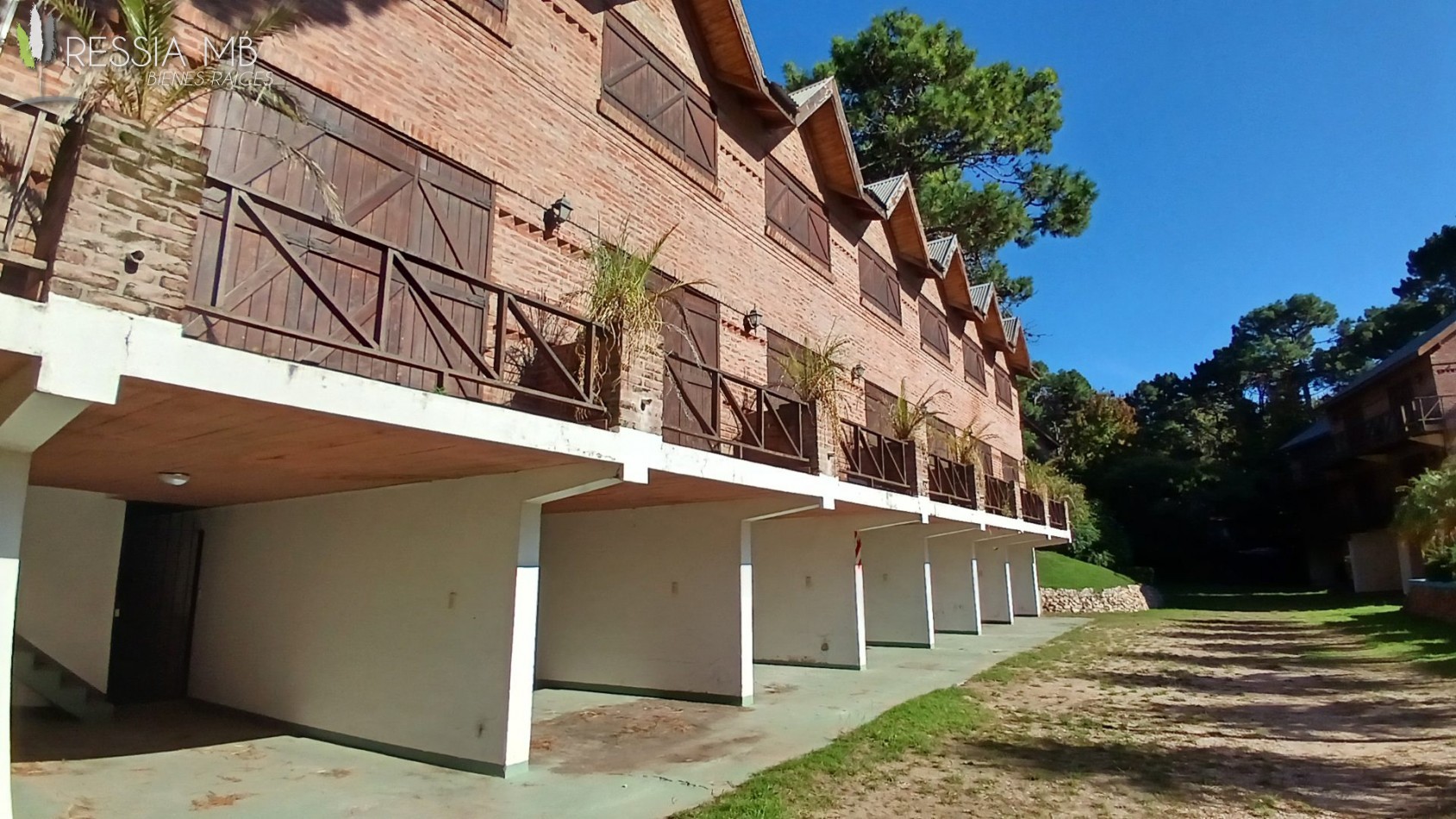 Complejo "Pinares del Mar" en venta - Calle 43 y Mar del Plata - en Mar Azul