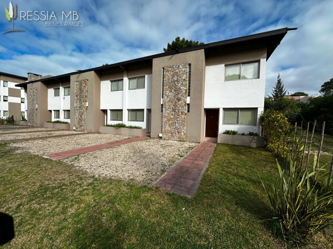 Duplex frontal - PB - "Condominio Las Gaviotas" - Calle 28 e/ Punta del Indio y Viña del Mar - Las Gaviotas