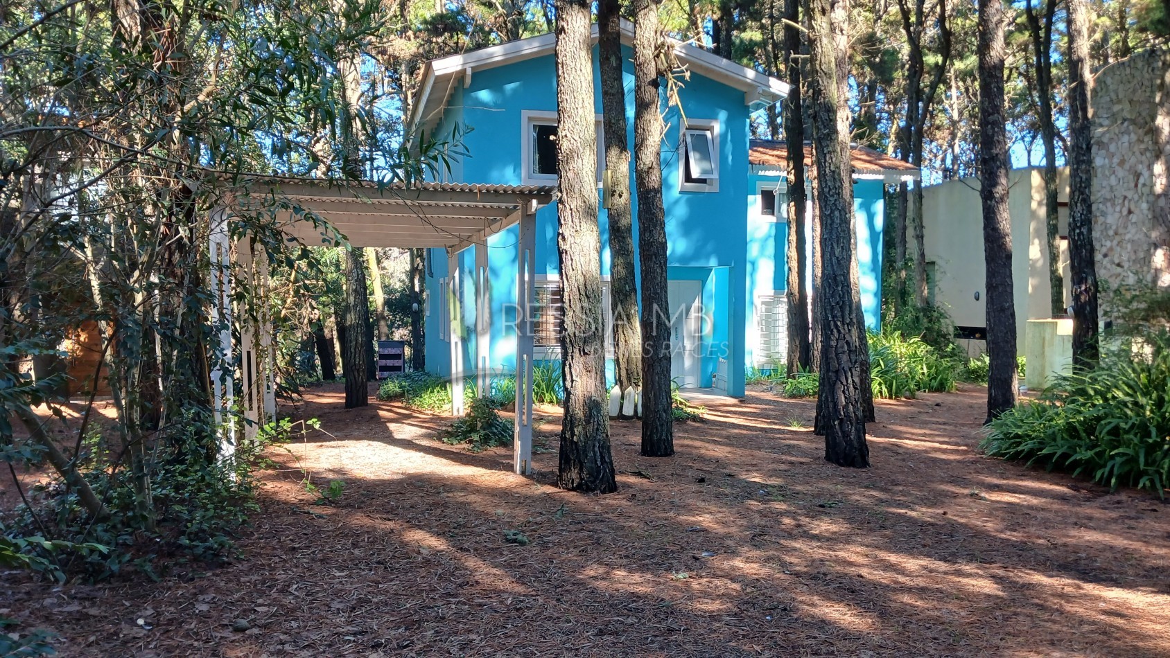 Casa en Venta  - 3 Dormitorios + gran parque arbolado - Ranqueles entre Mansilla y Av. del Plata, con salida tambien a Av. del Lucero - Mar de las Pampas
