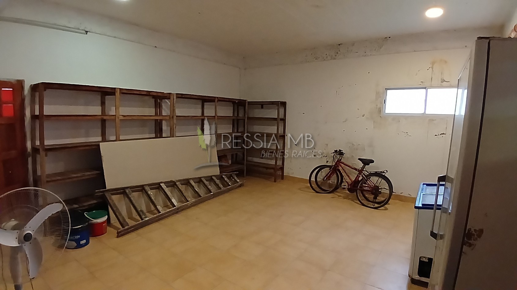 Amplio local con deposito y camara de frio - Boulevard e/142 y 143 - Villa Gesell
