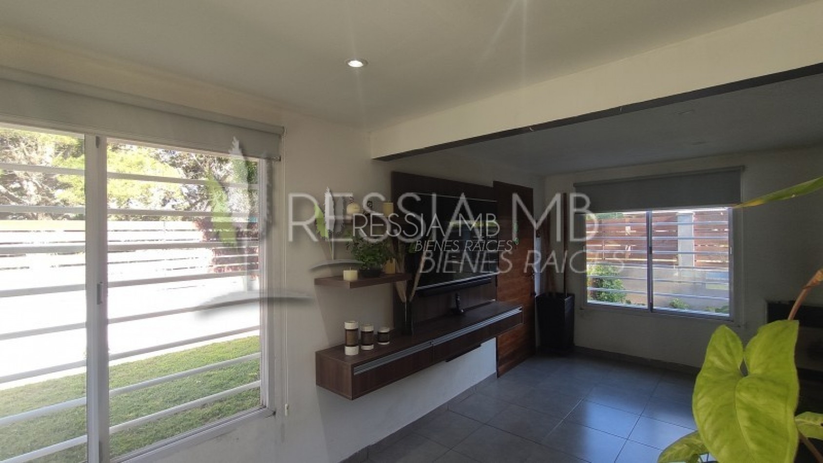 VENTA CASA CON 3 DPTOS EN ZONA GOLF DE VILLA GESELL