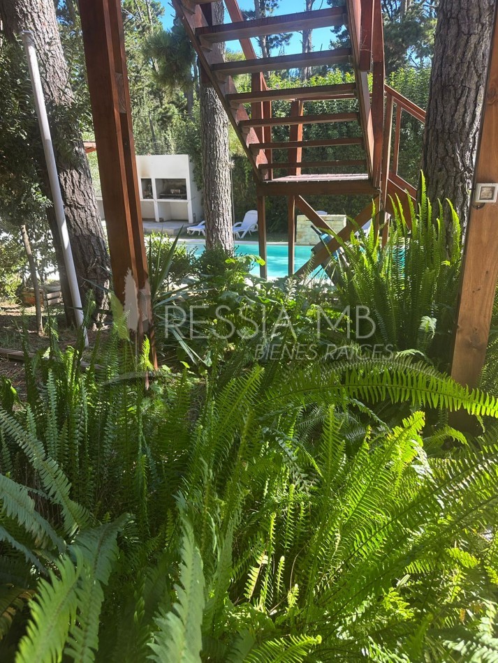 Destacada casa en venta sobre 3 lotes -  Calle 35 entre Viña del Mar y Punta del Indio - Mar Azul