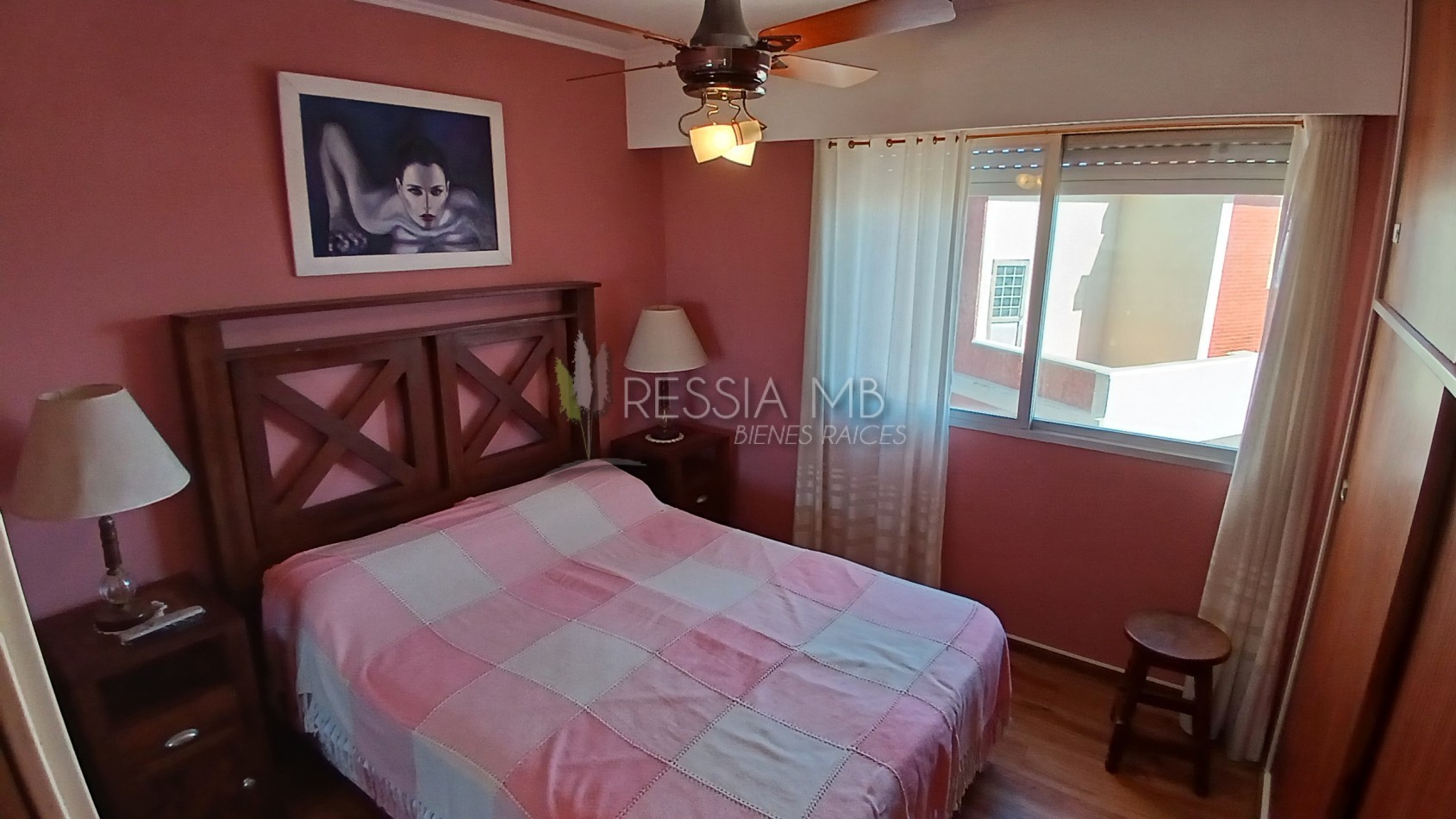 Departamento en venta amoblado con cochera, baulera y vista - A metros del mar en Villa Gesell
