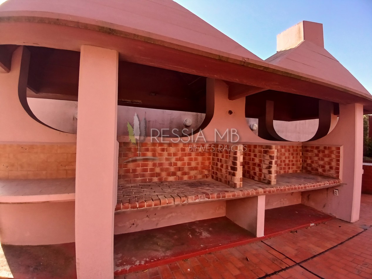 Departamento en venta amoblado con cochera, baulera y vista - A metros del mar en Villa Gesell