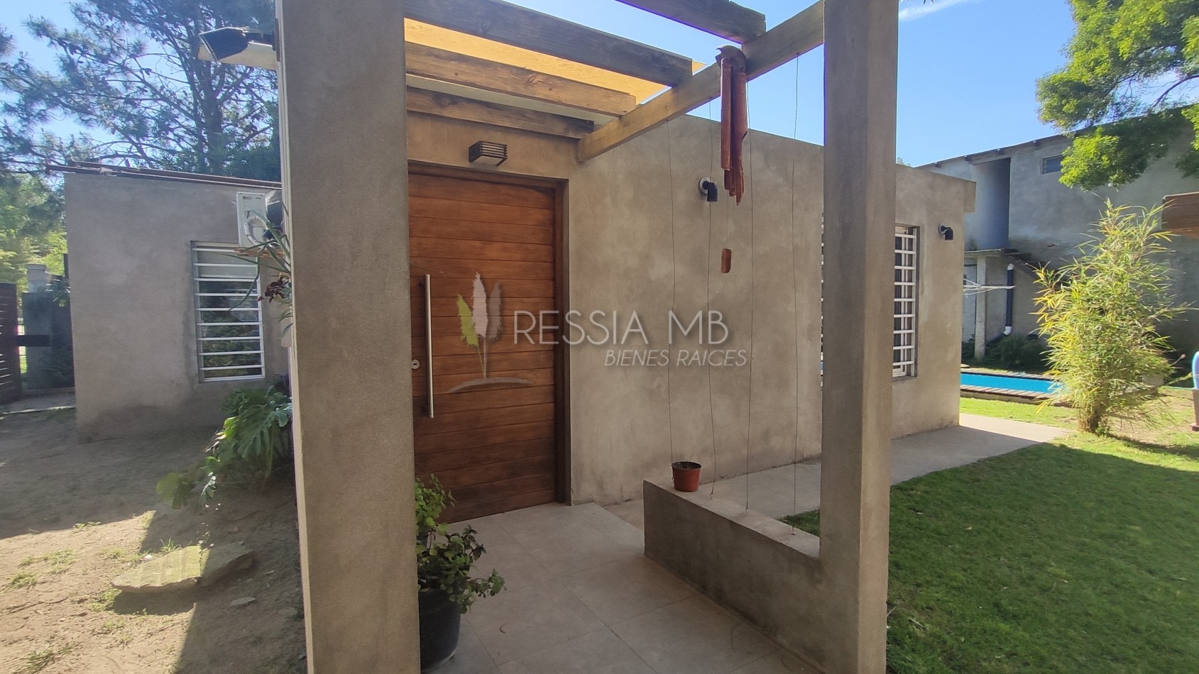 VENTA CASA CON 3 DPTOS EN ZONA GOLF DE VILLA GESELL