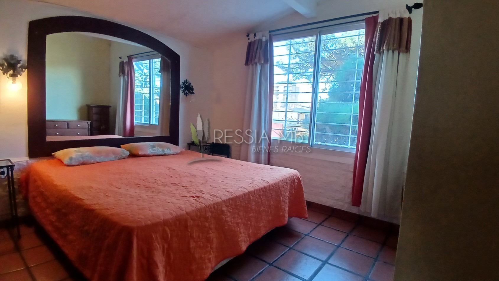 CASA EN VENTA EN TERRENO MULTIFAMILIAR- HOTELERO