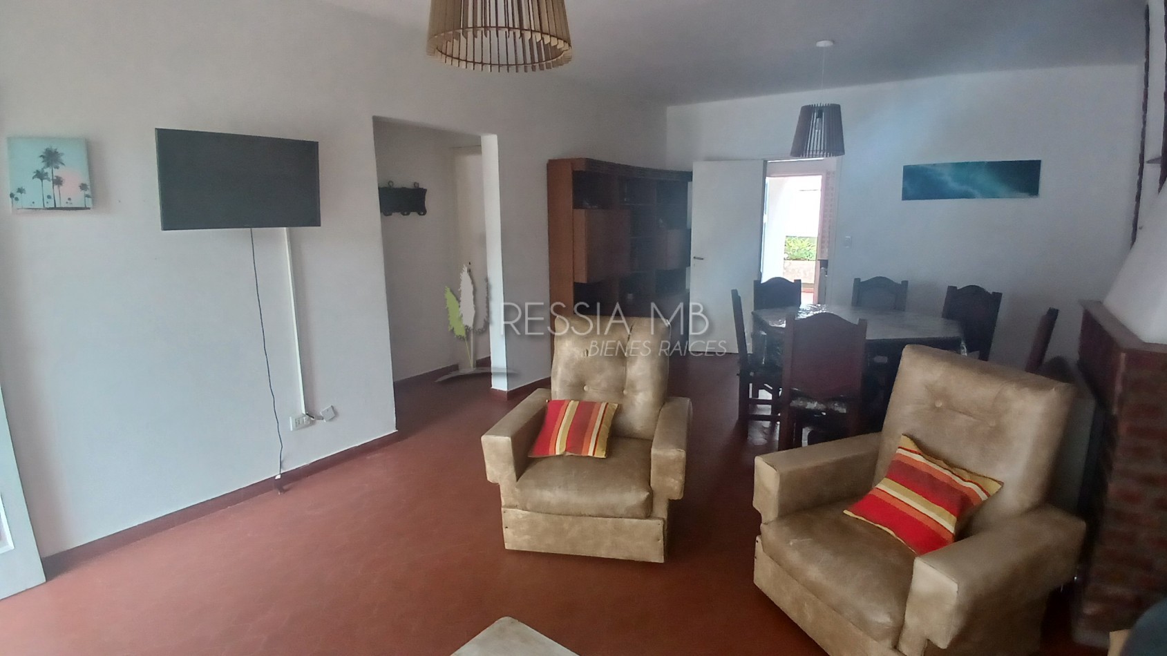 HERMOSA PROPIEDAD EN ZONA CENTRO DE VILLA GESELL DE 5 AMBIENTES CON DPTO