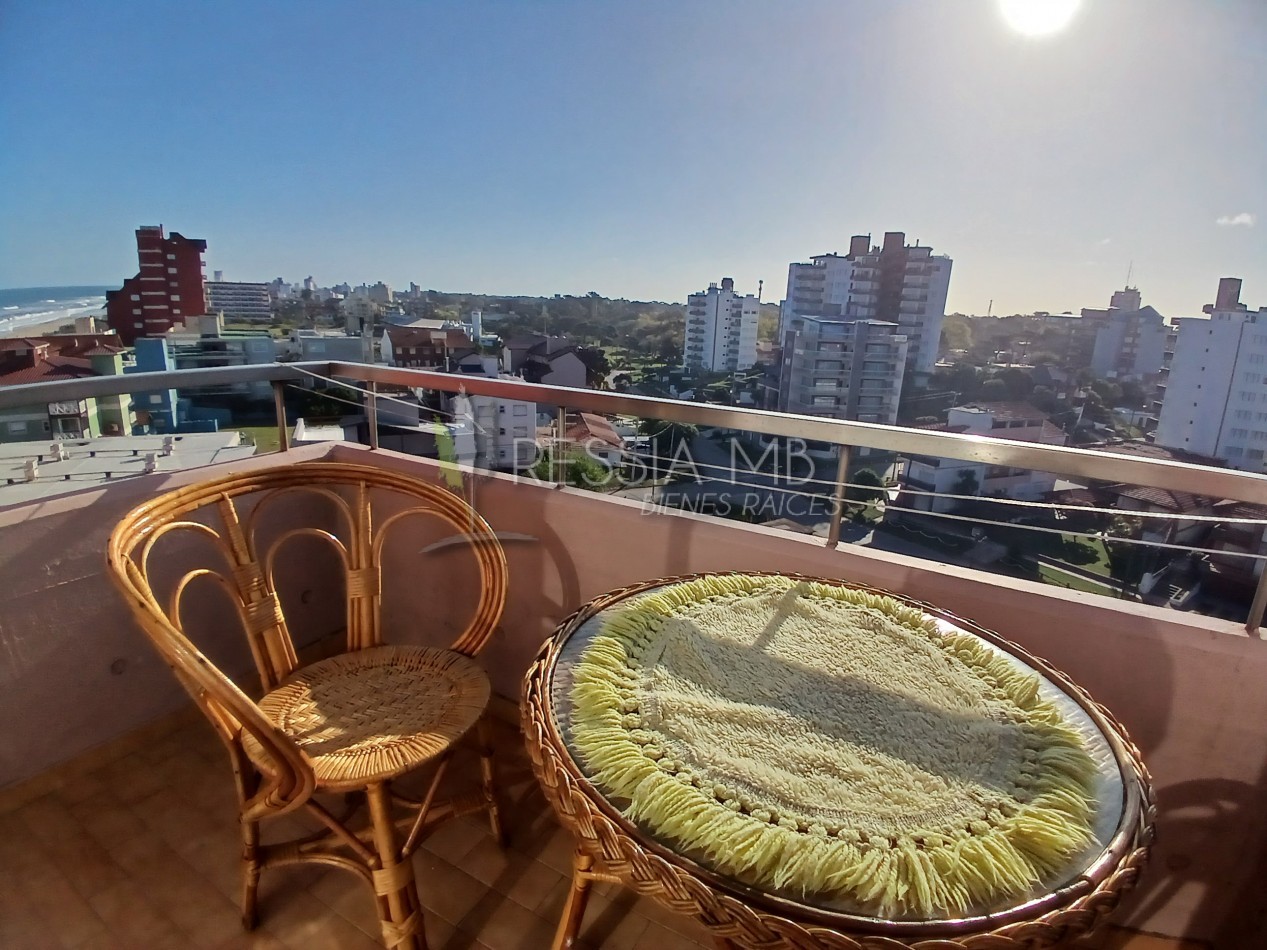 Departamento en venta amoblado con cochera, baulera y vista - A metros del mar en Villa Gesell