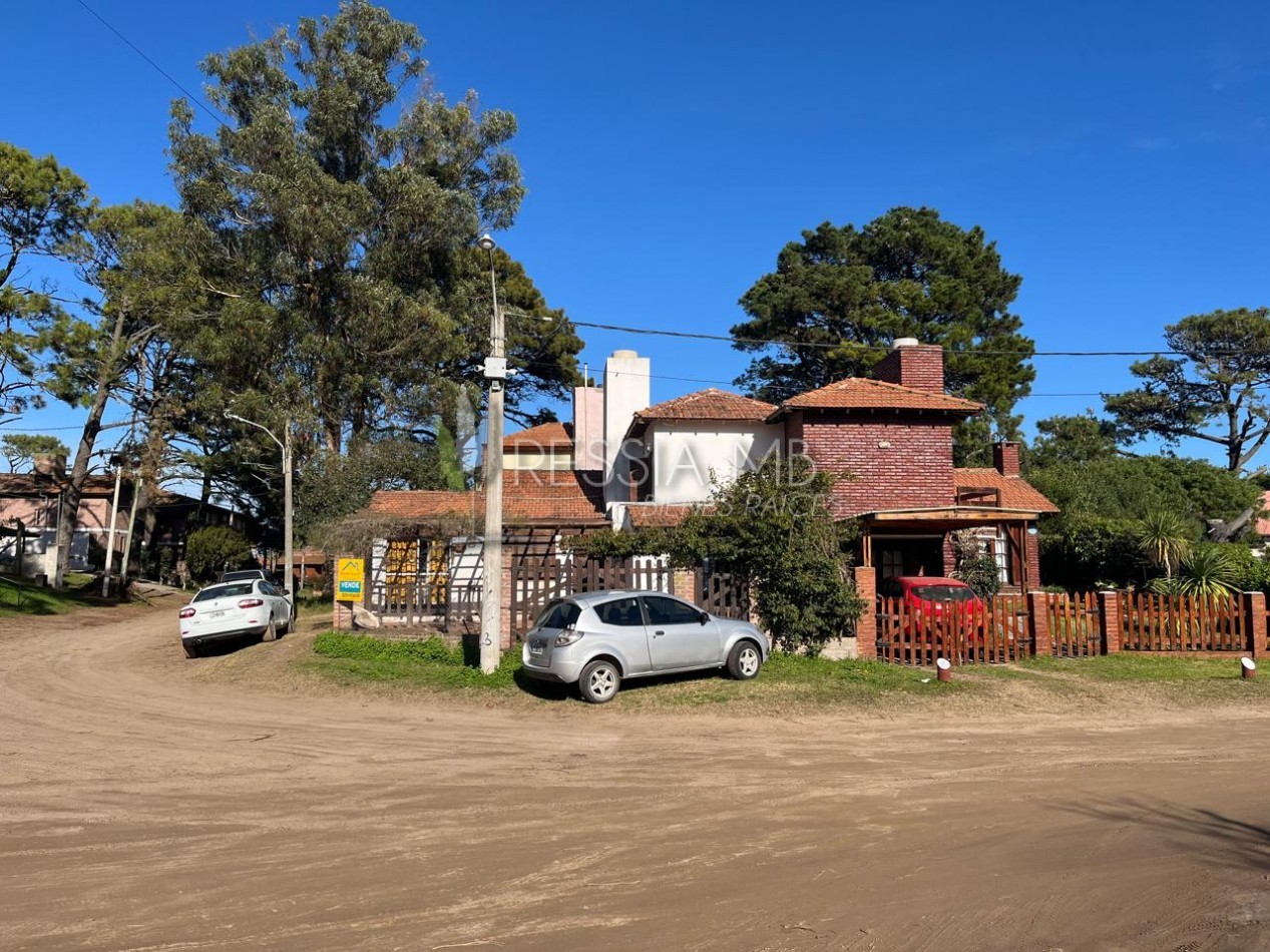 CASA EN VENTA DE 5 AMBIENTES EN ZONA CENTRO DE VILLA GESELL