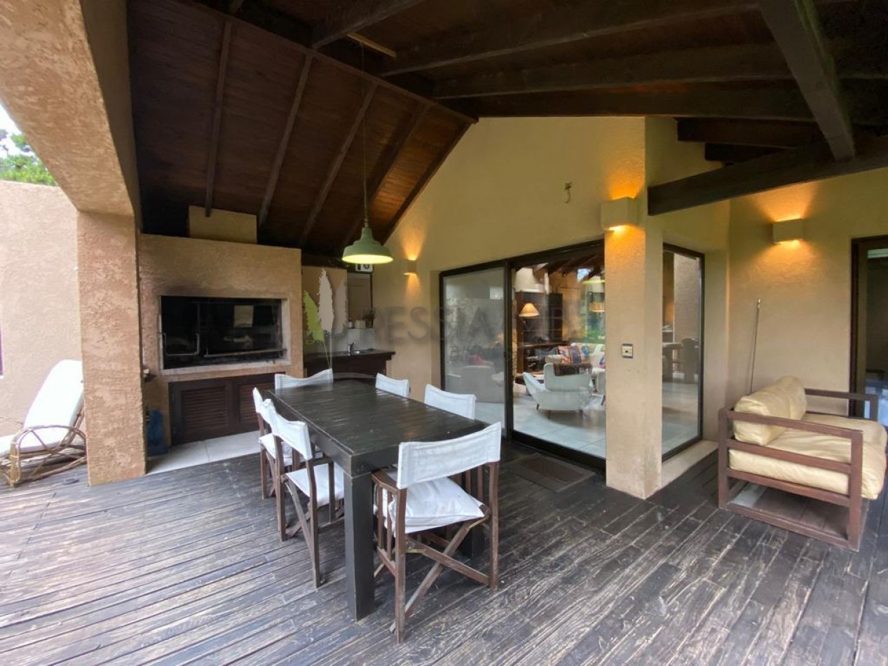 Casa con parque en Mar Azul - Opcion a 3 lotes (1.425 m²)
