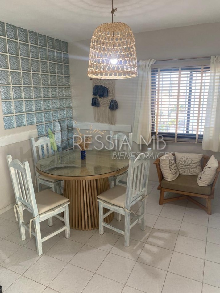 Dpt. en venta - 2 dormitorios - Av. 2 e/Paseos 102 y 103 - Villa Gesell