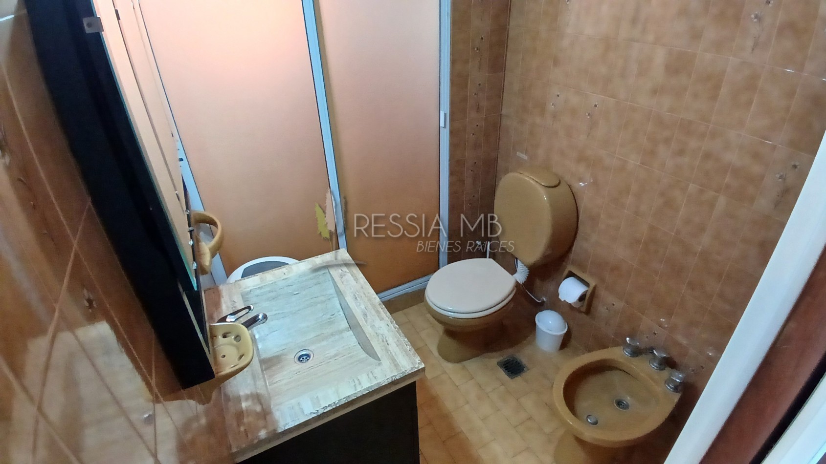 Departamento en venta amoblado con cochera, baulera y vista - A metros del mar en Villa Gesell