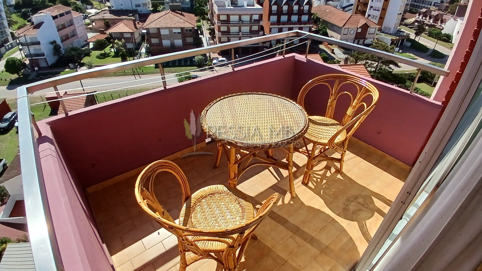Departamento en venta amoblado con cochera, baulera y vista - A metros del mar en Villa Gesell