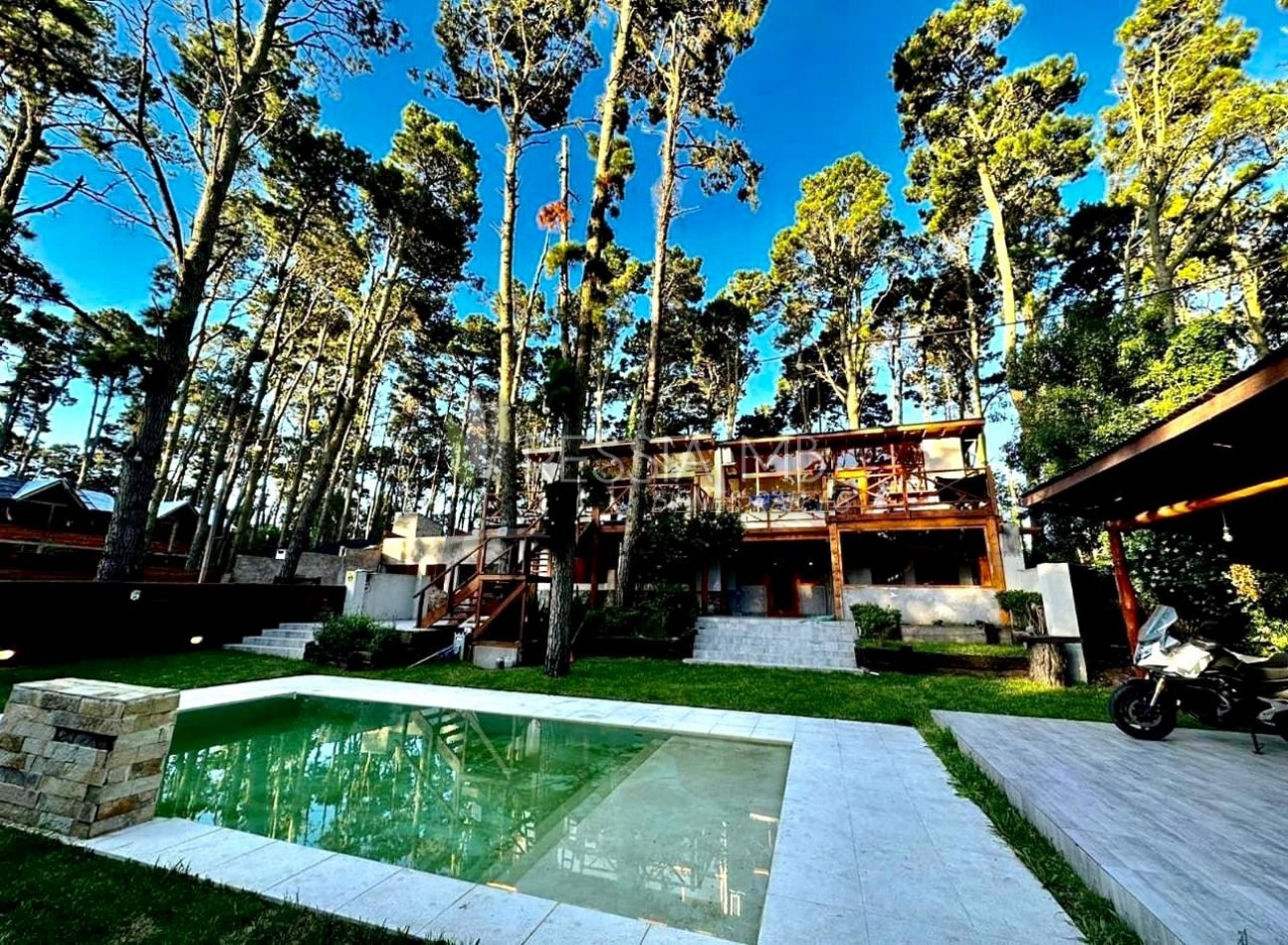 Destacada casa en venta sobre 3 lotes -  Calle 35 entre Viña del Mar y Punta del Indio - Mar Azul
