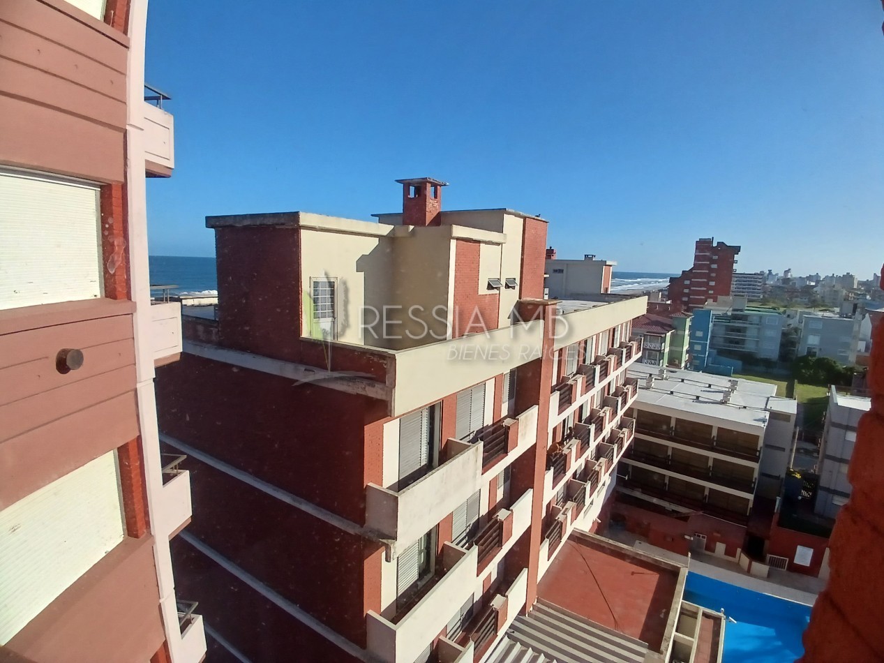 Departamento en venta amoblado con cochera, baulera y vista - A metros del mar en Villa Gesell