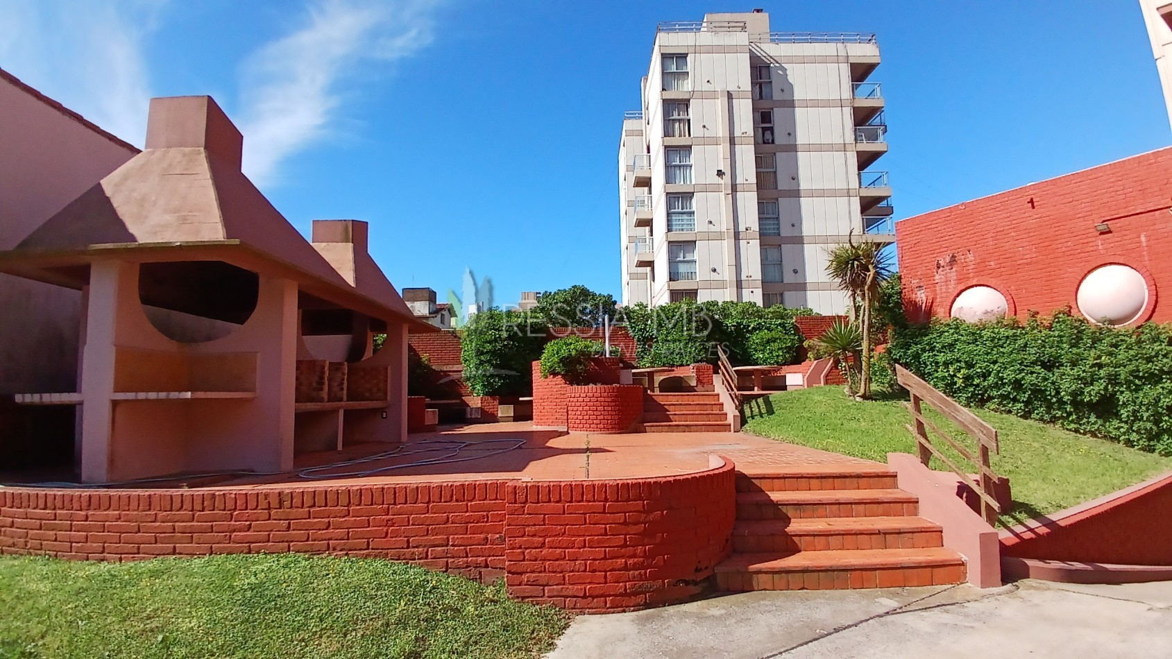 Departamento en venta amoblado con cochera, baulera y vista - A metros del mar en Villa Gesell